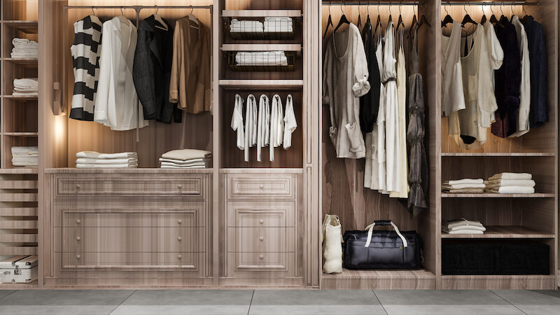 En garderob med hängande och vikta kläder