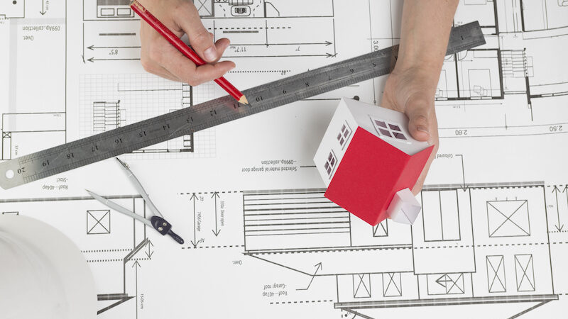 Arkitekt som ritar ett hus