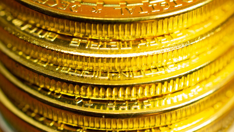 Guldmynt på hög
