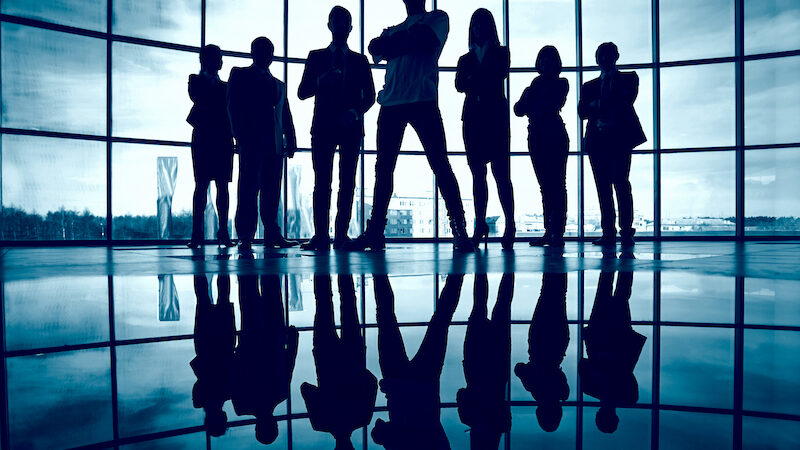 7 siluetter i kontorsbyggnad